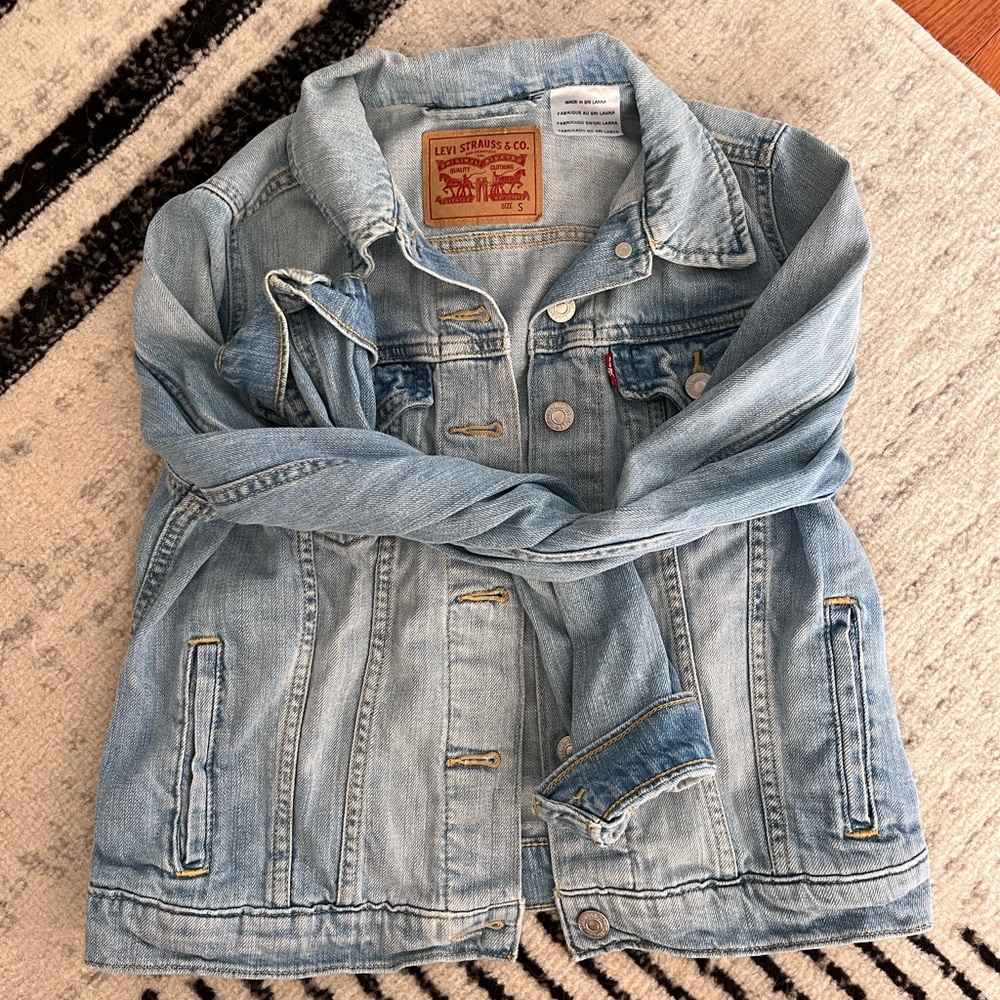 Authentic Levi Jean Jacket. Size Small. - image 4
